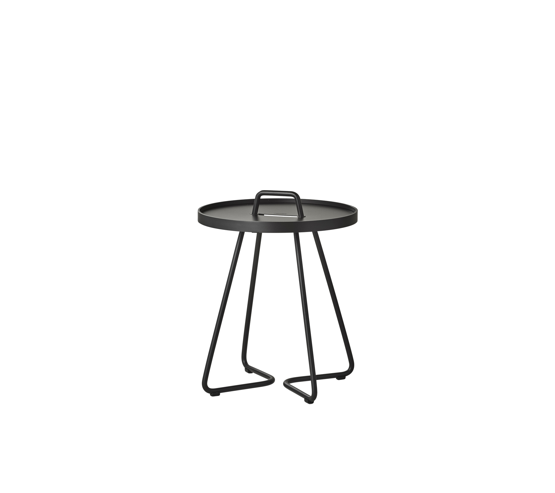 Ronde zwarte tafel met een strak ontwerp en een handvat, voorzien van vier gekantelde poten voor stabiliteit. Ideaal voor moderne omgevingen.