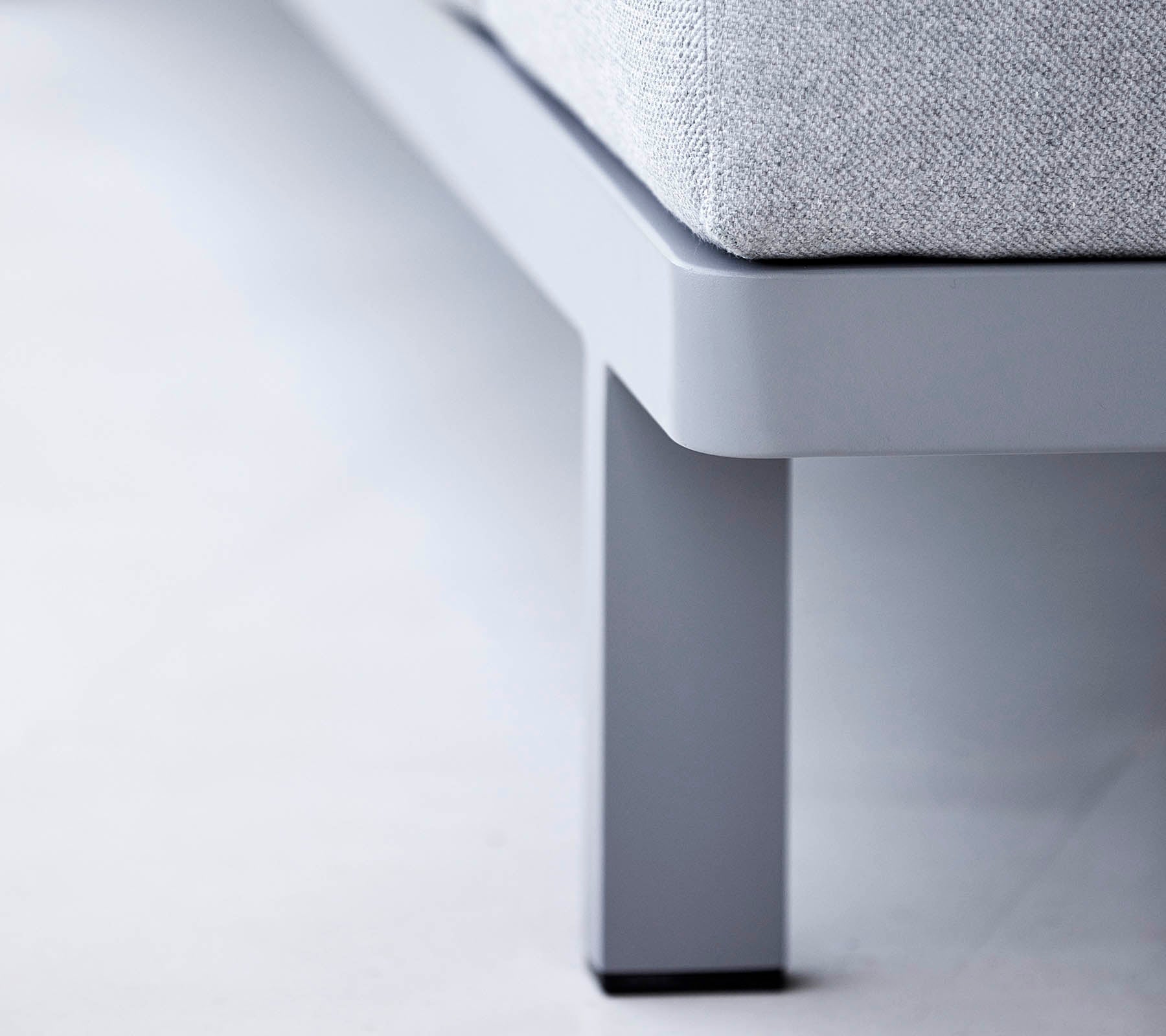 Contemporary meubelpoot in een slank ontwerp, met een gladde afwerking en een minimalistische stijl die moderne esthetiek aanvult.