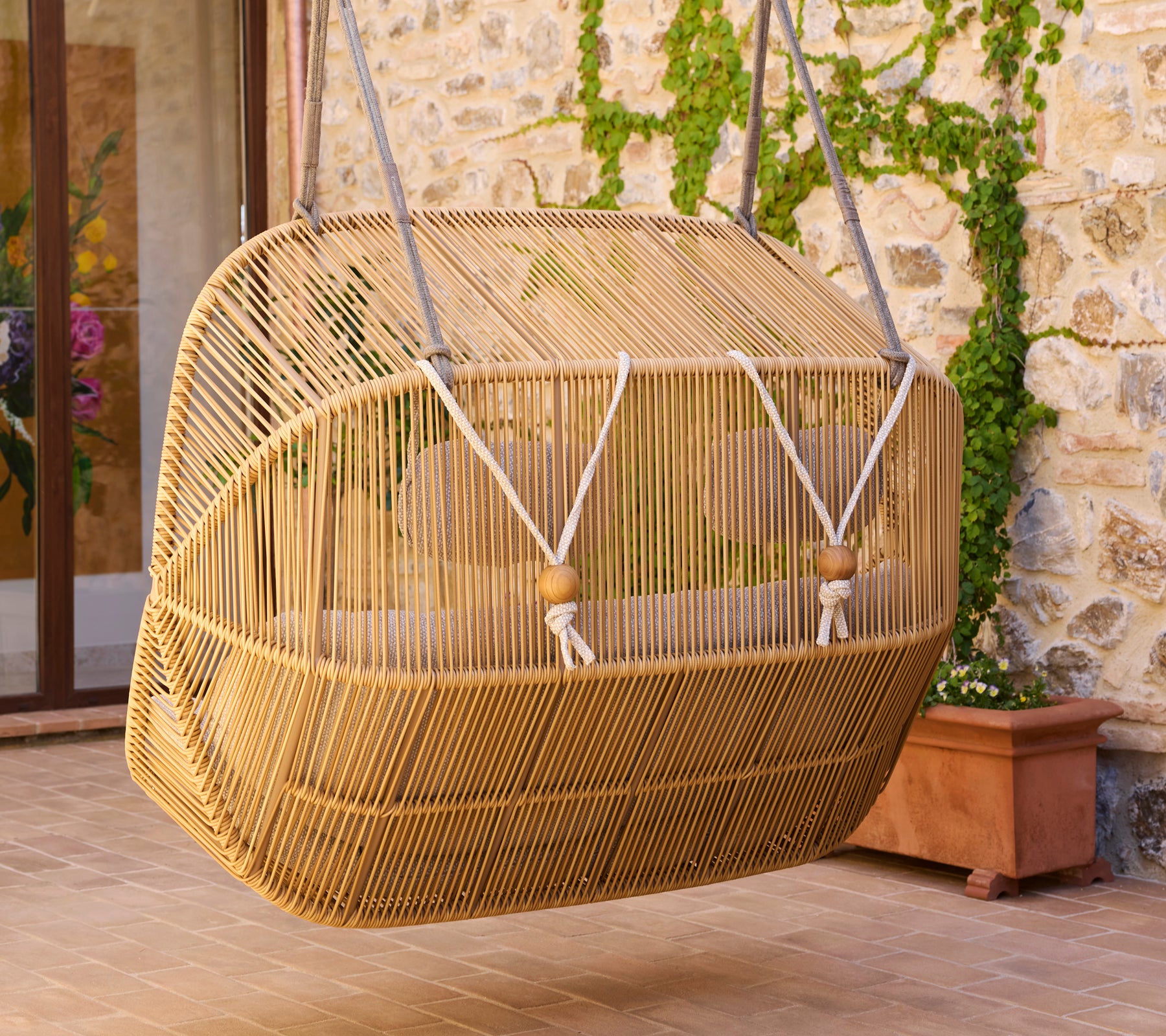 Achteraanzicht van een Hive-sofa, met een uniek geweven ontwerp, een stevige ophangmechanisme en een natuurlijke afwerking.