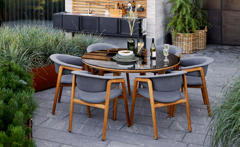 Combine exclusivity and nature in your outdoor space with the Luna dining chairs
