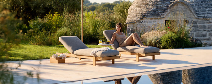  hedendaagse grijze lounge stoelen bij een zwembad in een buitenomgeving.