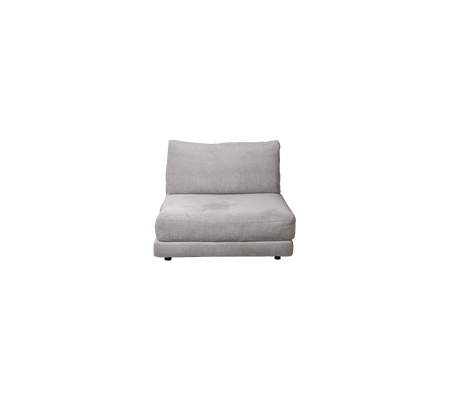 Comfortabele lichtgrijze loungefauteuil met een gevoerd zit- en rugkussen, ontworpen voor ontspanning en veelzijdigheid.