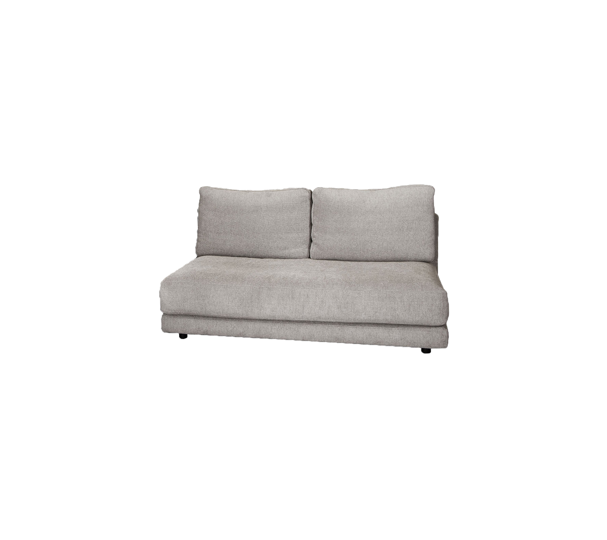 Lichtgrijze beklede bank met twee rugkussens, ontworpen voor comfort en een moderne esthetiek. Ideaal voor gezellige zitarrangementen.