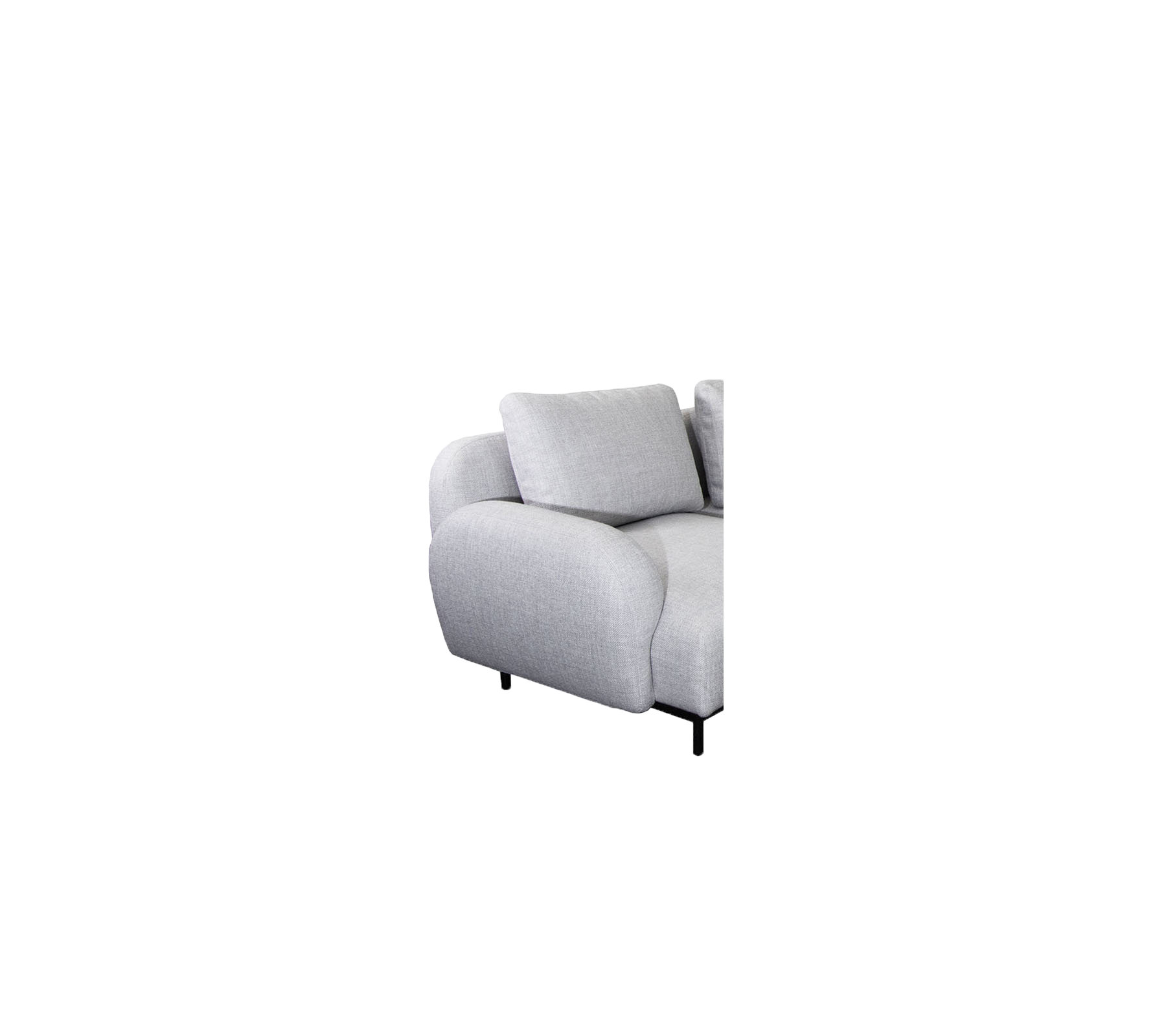 Lichtgrijze sectional bank met pluche kussens en gebogen armleuning, ontworpen voor comfort en stijl.