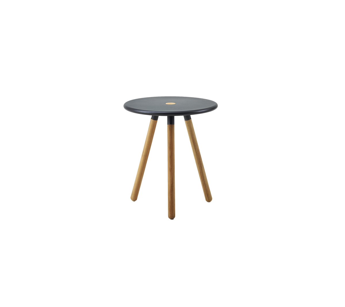 Een kleine, moderne bijzettafel met een ronde donkere bovenkant en drie houten poten, die een stijlvolle aanvulling biedt op elke ruimte.