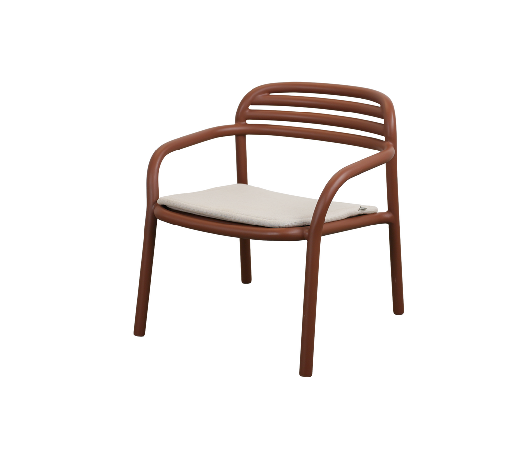 Moderne woestijnrode stoel met een zandkussen.