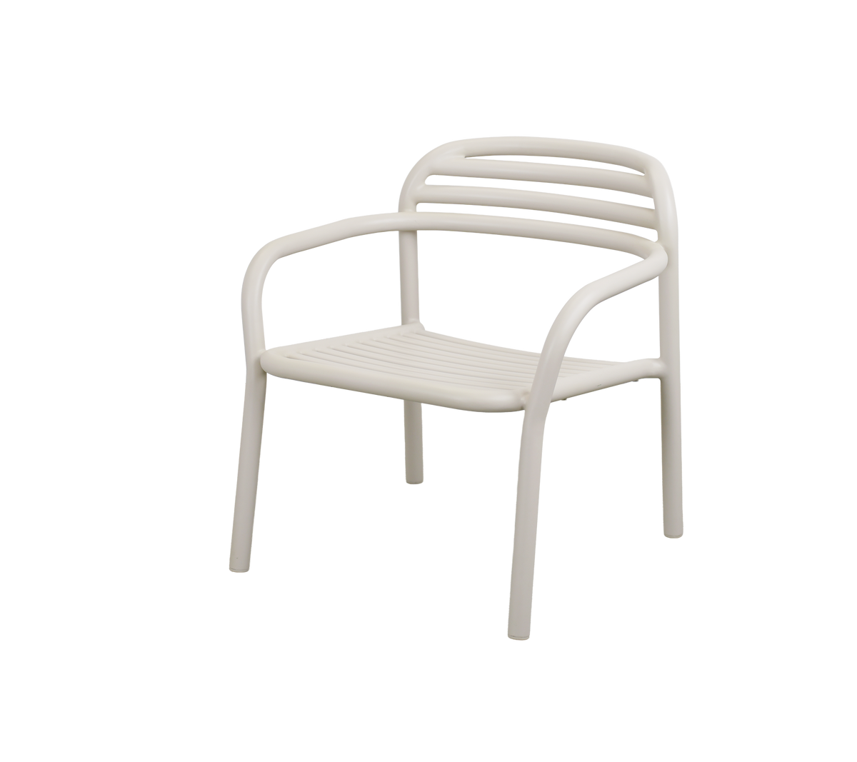 Moderne zandkleurige stoel met een minimalistisch ontwerp.