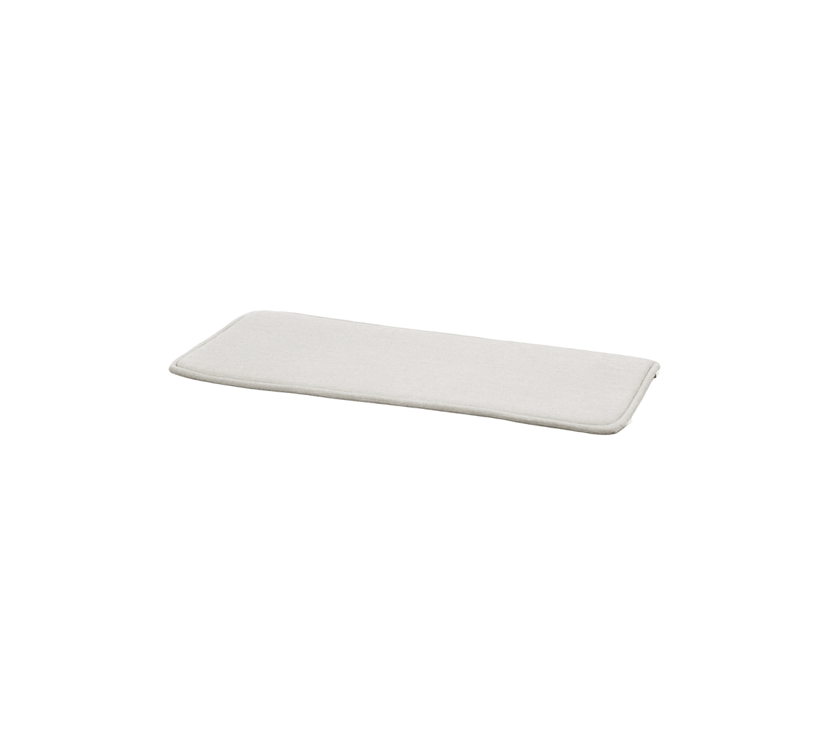 Sandkleurig kussen op een witte achtergrond.