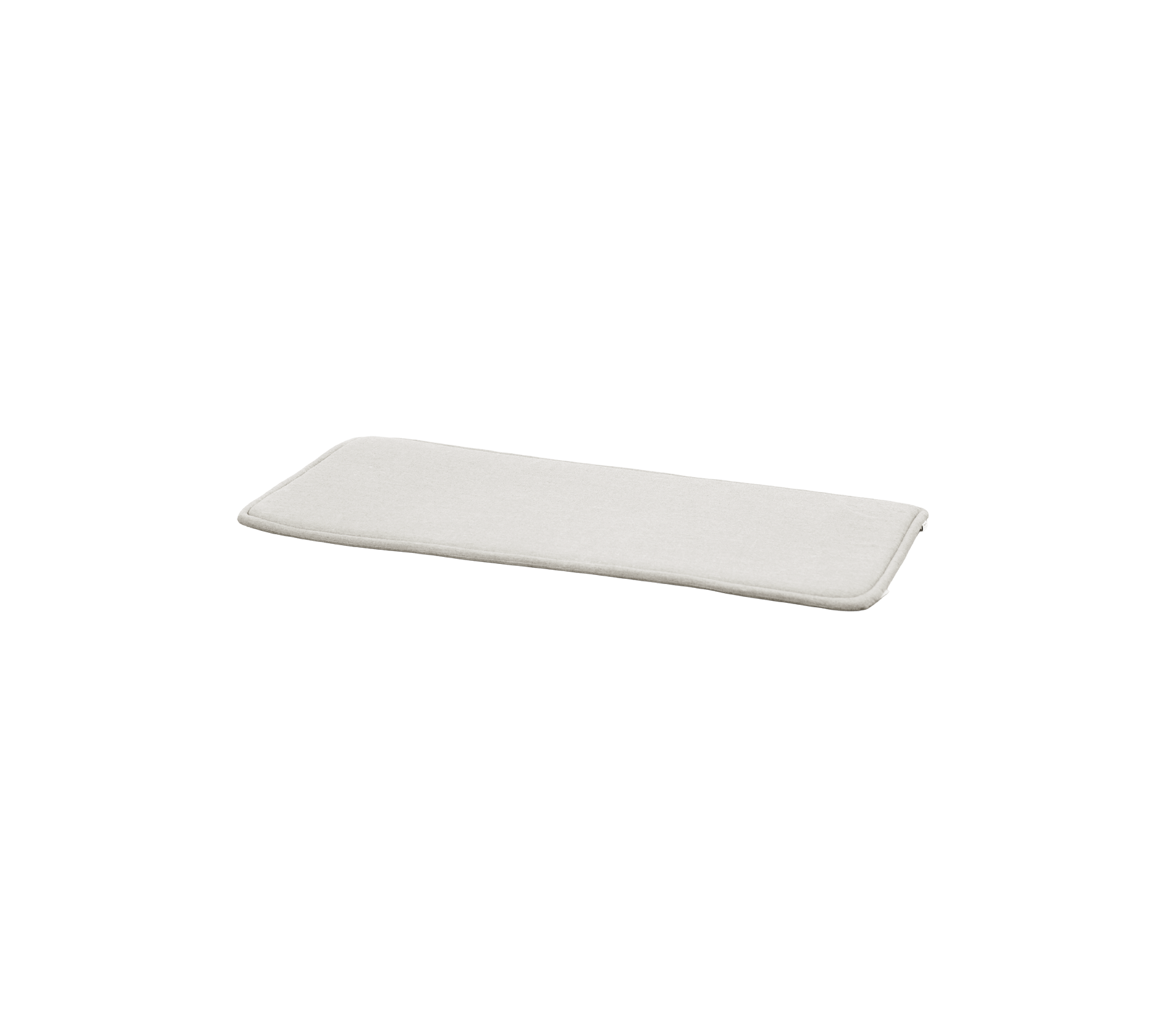 Sandkleurig kussen op een witte achtergrond.