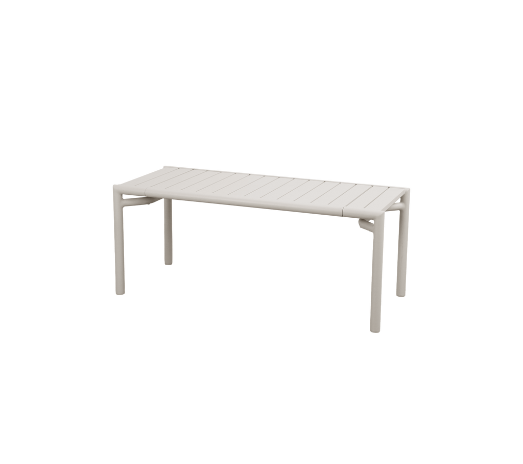 Zandkleurige tafel met een eenvoudig ontwerp.