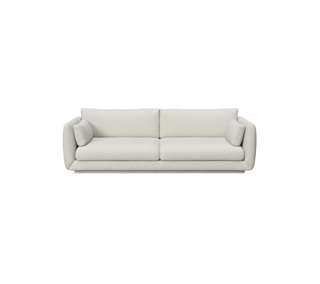 Moderne zandkleurige bank met zachte kussens en een minimalistisch design.