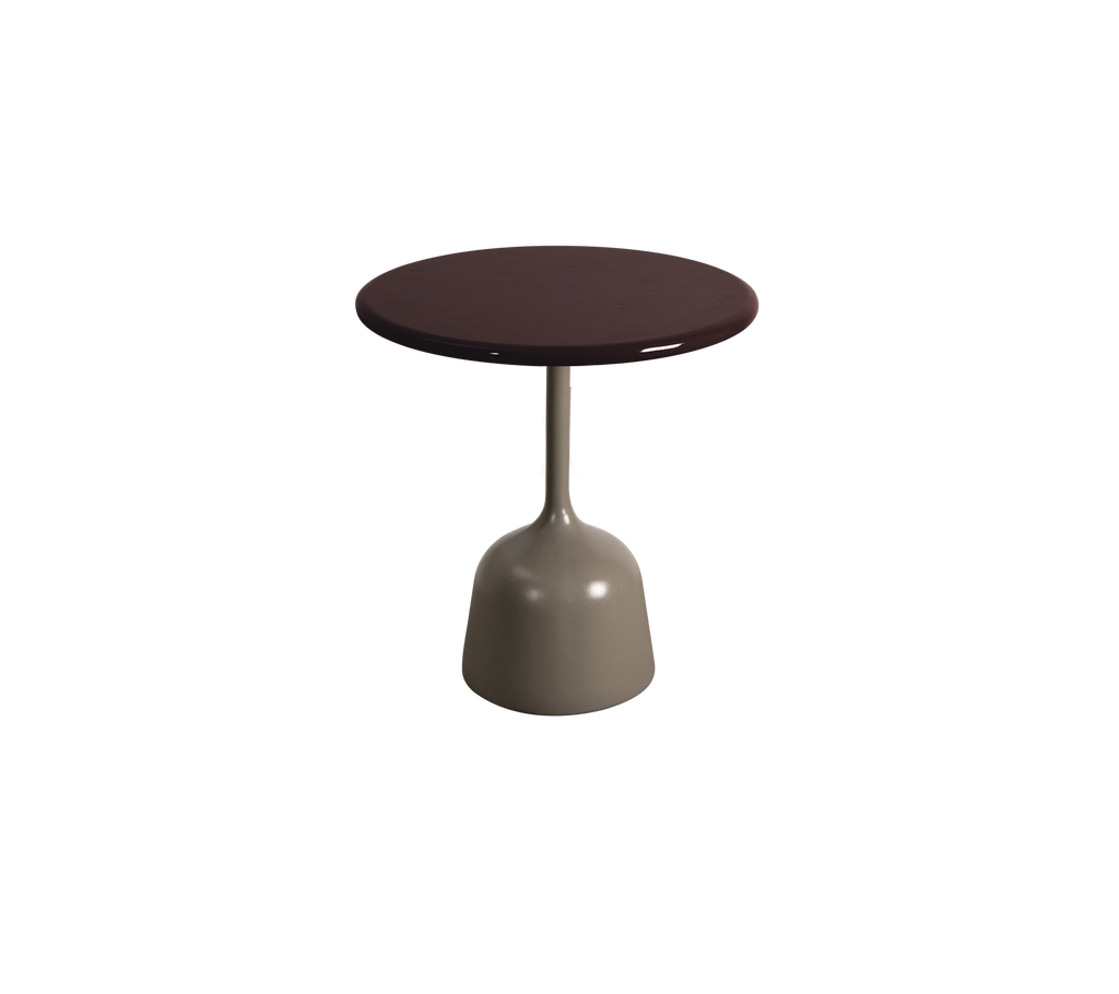 Modern bordeaux tafel met een taupe voet.