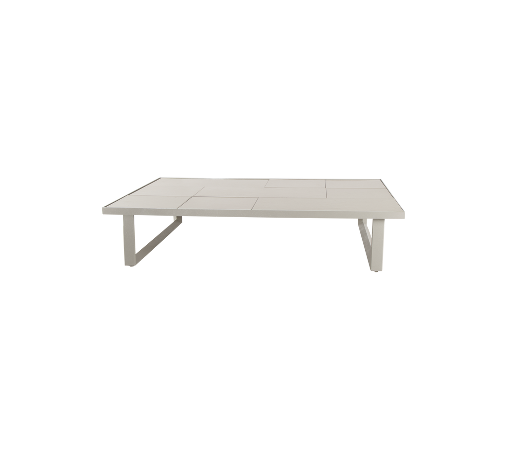 Modern zandkleurige tafel met een minimalistisch ontwerp.