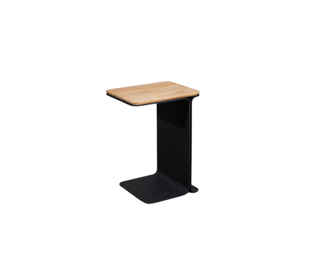 Minimalistische bijzettafel met een houten blad en een slanke zwarte basis, ideaal voor moderne decoratie.