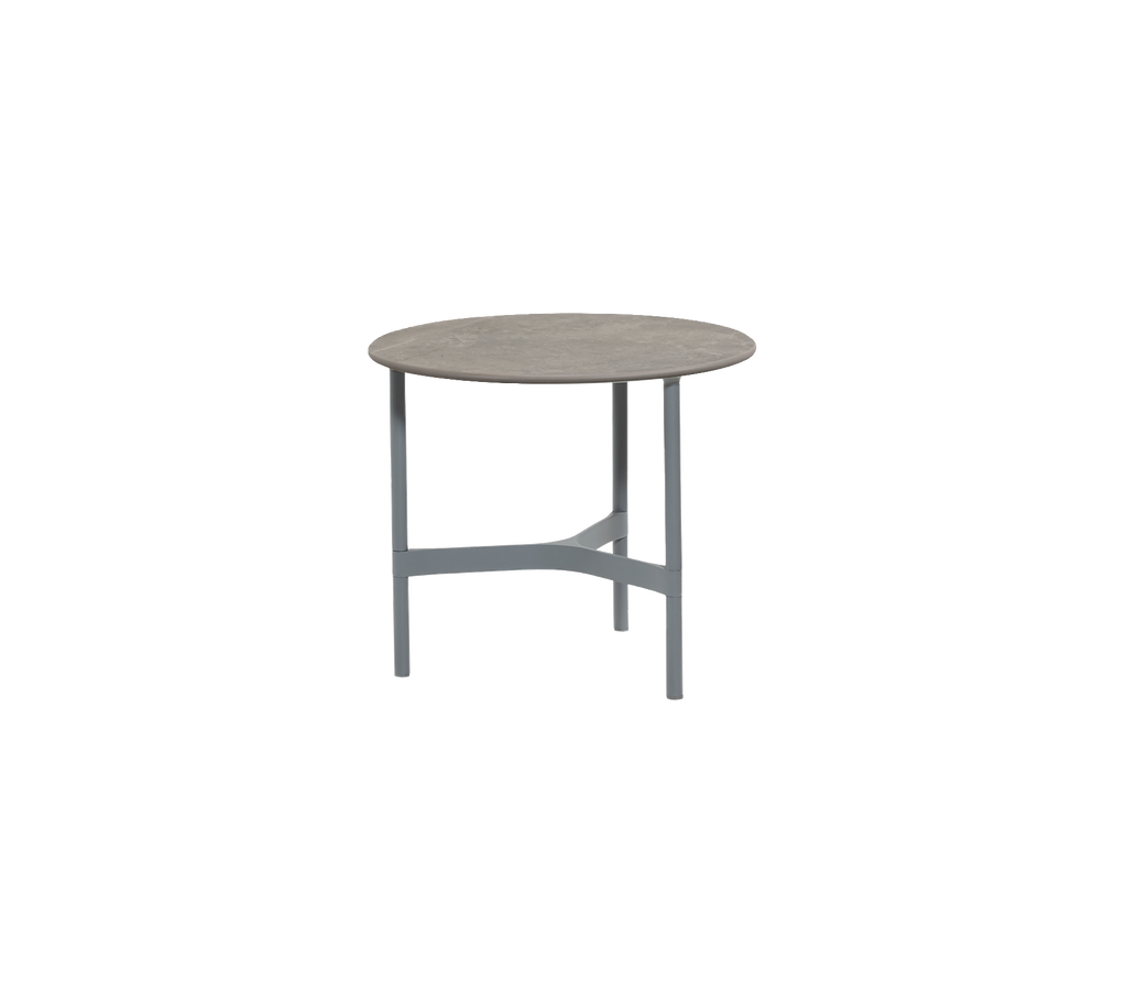 Ronde lichtgrijze tafel met een minimalistisch ontwerp.
