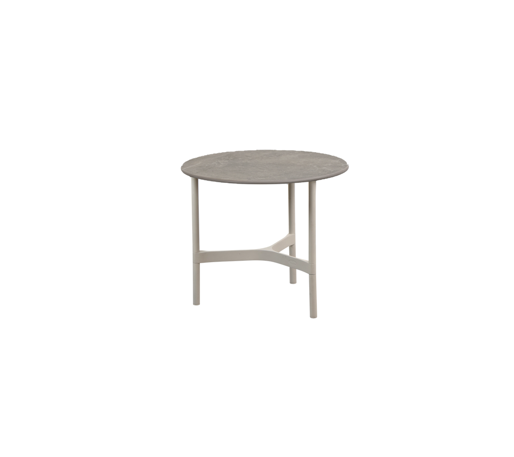 Ronde tafel in een neutrale kleur met een eenvoudig ontwerp.