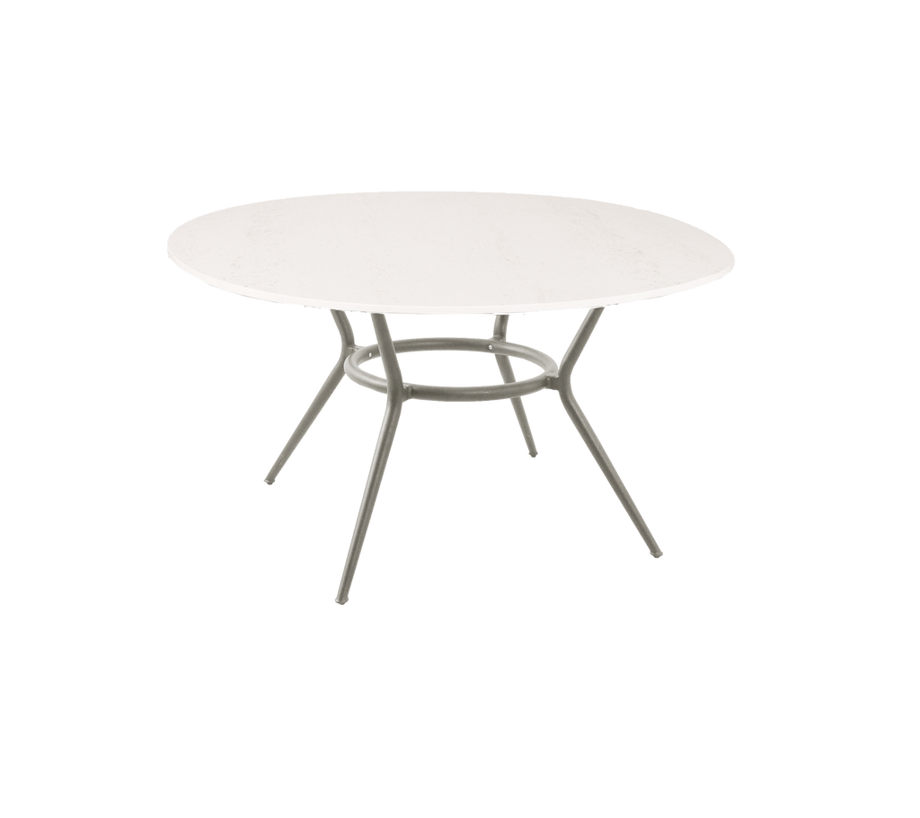 Rond tafel met een eenvoudig ontwerp en een lichtgekleurde oppervlakte.