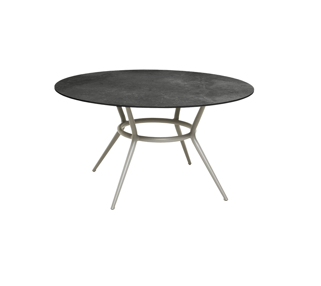 Ronde donkergrijze tafel met een minimalistisch ontwerp en lichte poten.