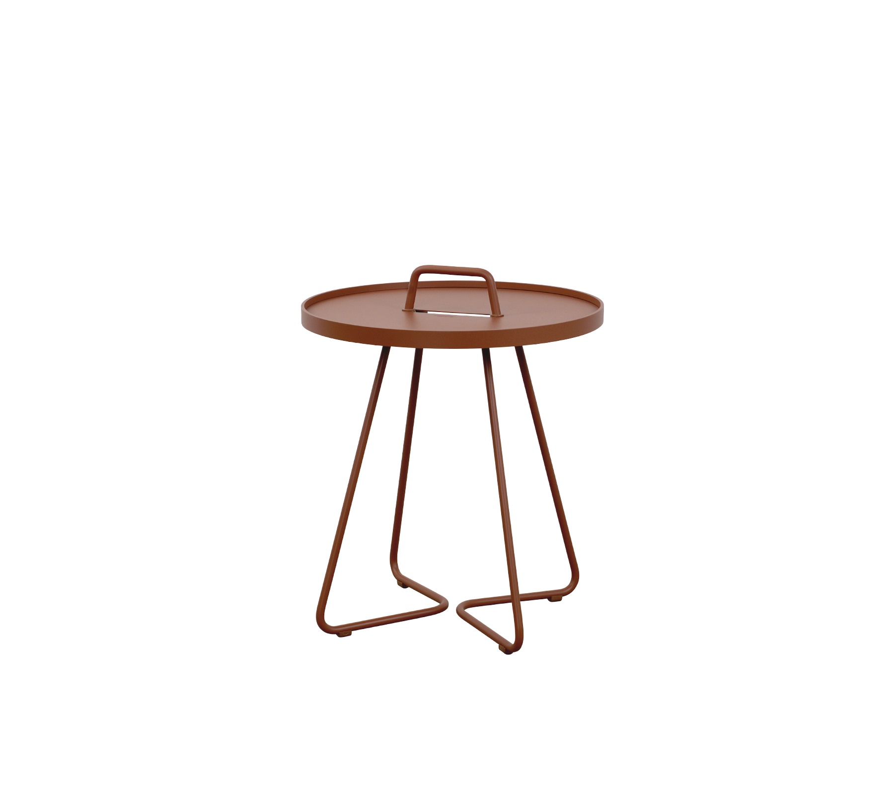 Ronde dienbladtafel met een strak ontwerp, voorzien van een handvat en drie slanke poten, afgewerkt in een warme bruine kleur.