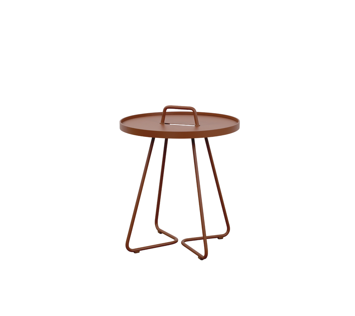 Ronde dienbladtafel met een strak ontwerp, voorzien van een handvat en drie slanke poten, afgewerkt in een warme bruine kleur.
