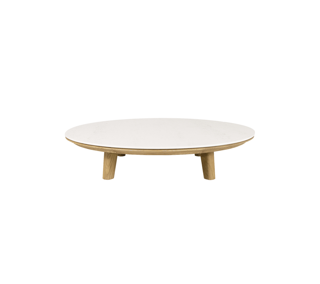 Ronde salontafel met een strakke witte top en natuurlijke houten poten, ontworpen voor een moderne esthetiek.