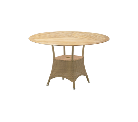 Ronde tafel met een houten blad en een geweven basis, ontworpen voor buitenvermaak en dineren. Geschikt voor levendige bijeenkomsten.