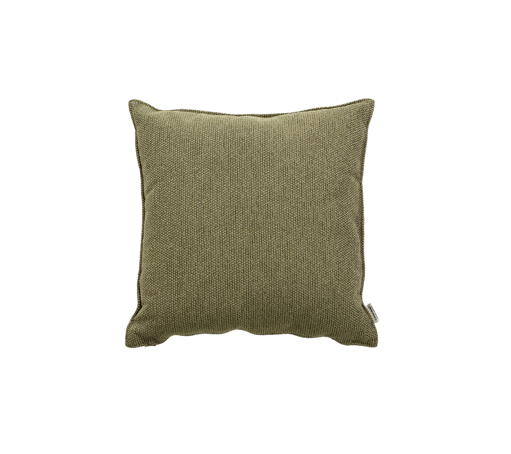 Vierkante decoratieve kussen in een gestructureerde olijfgroene stof, die een vleugje subtiele elegantie aan elke ruimte toevoegt.