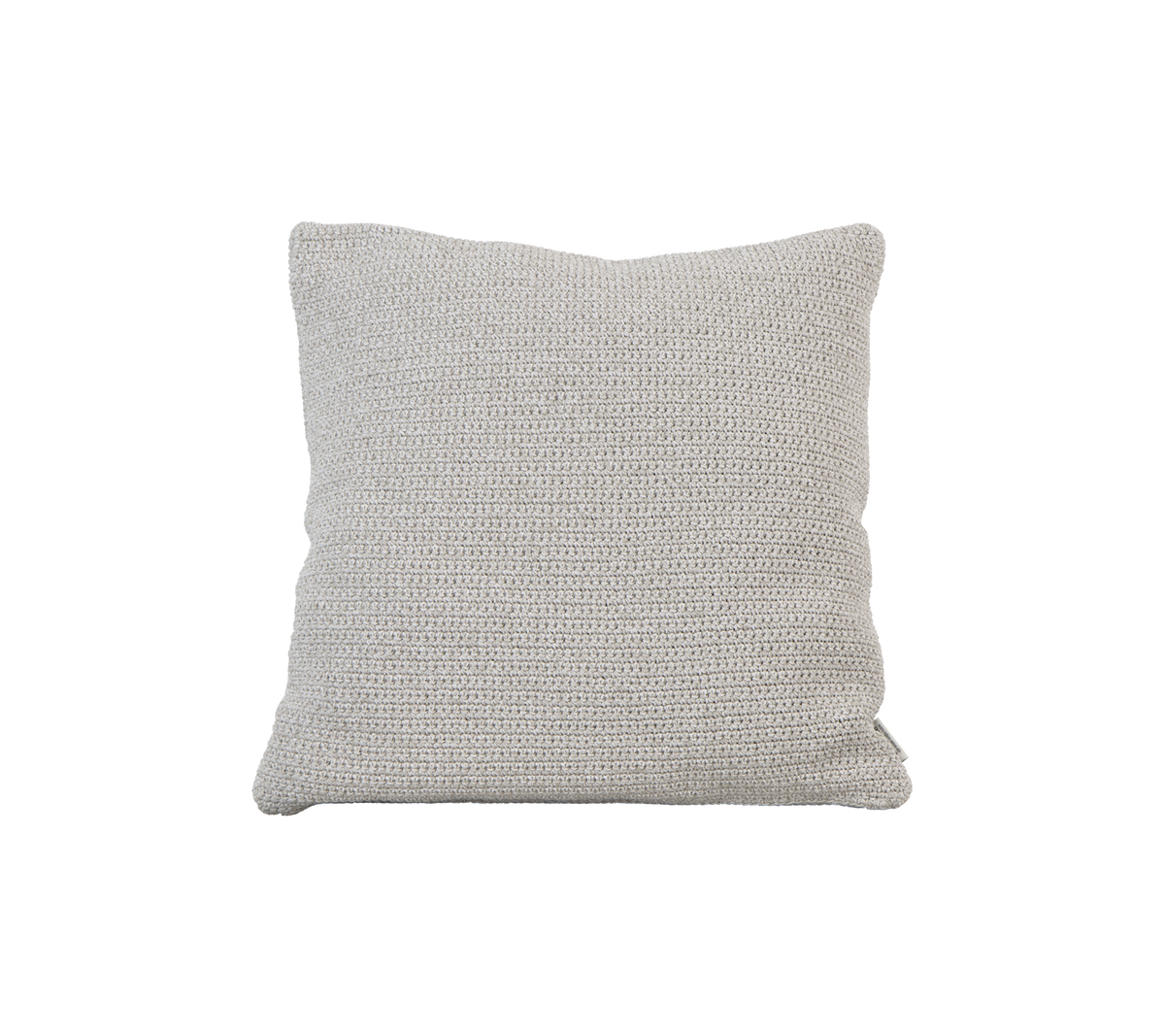 Gestructureerd vierkant kussen in een zachte, neutrale kleur, perfect om comfort en stijl aan elke ruimte toe te voegen.