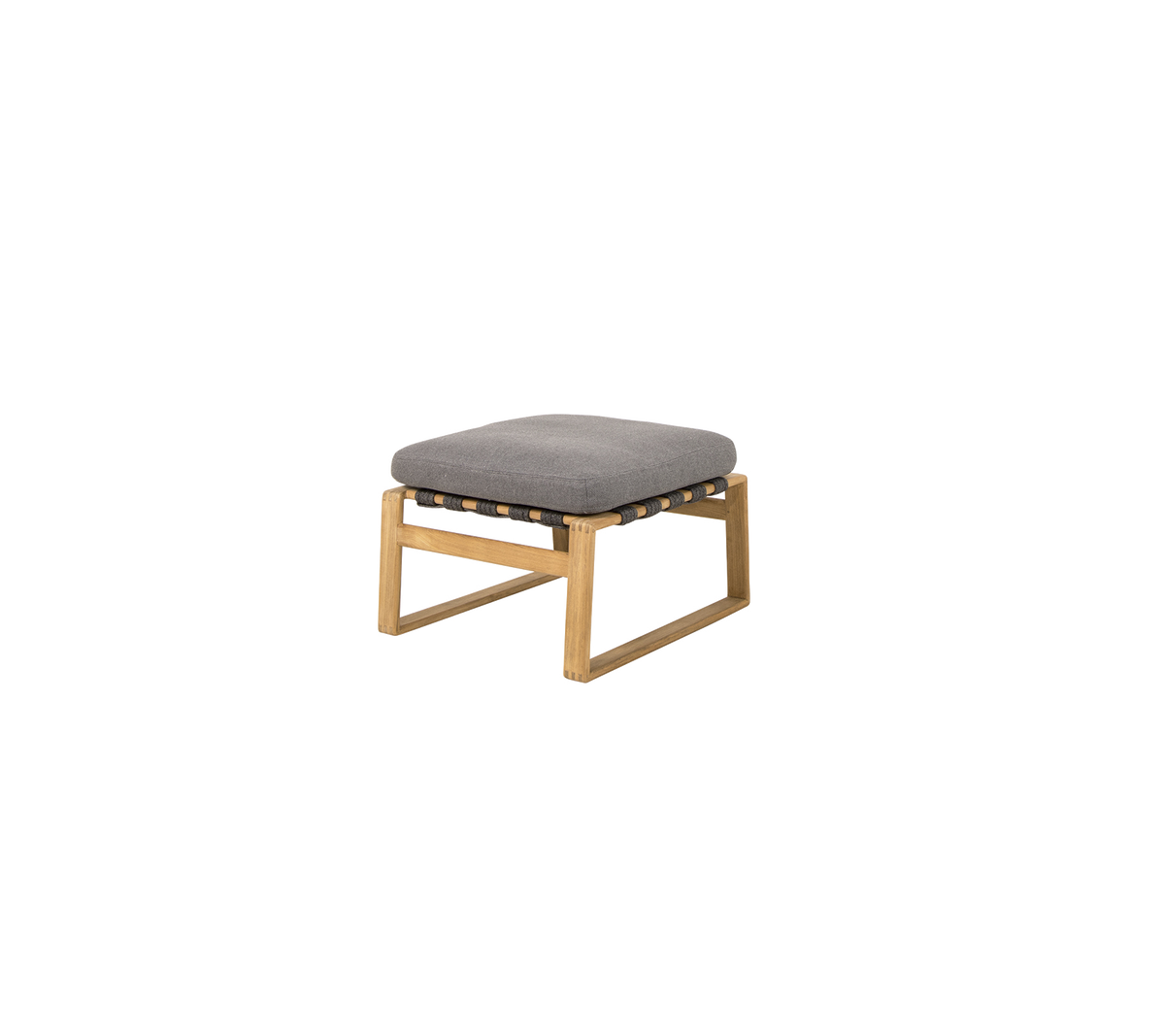 Vierkante ottoman met een grijze kussen op een houten frame, ontworpen voor comfort en stijl.