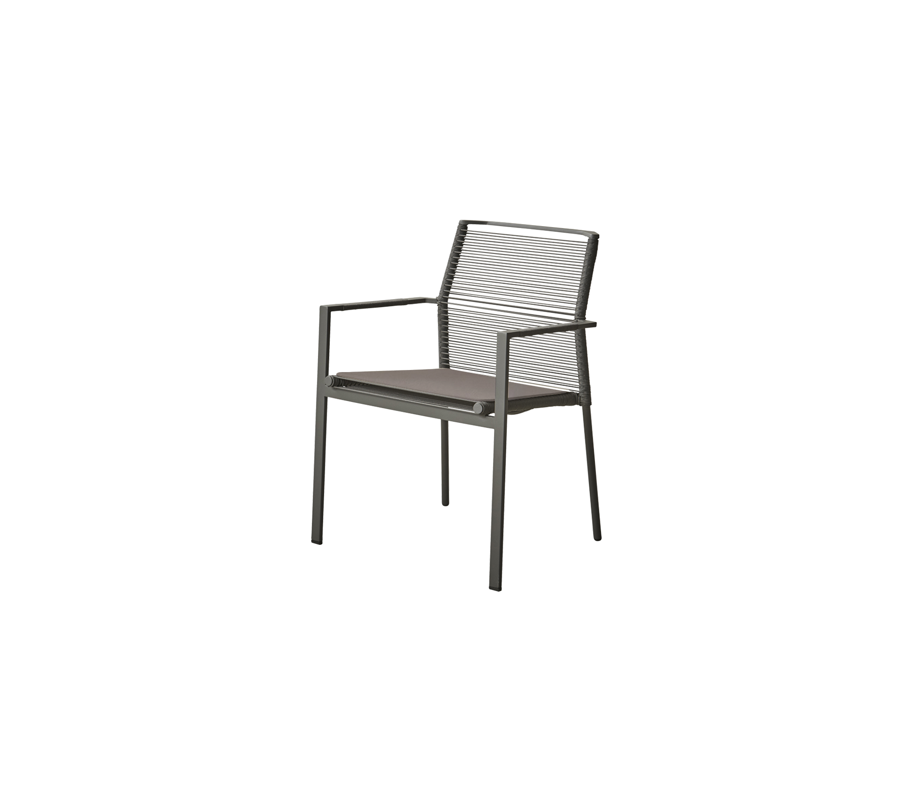 Stijlvolle stoel met een modern ontwerp, voorzien van een mesh rugleuning en slanke armleuningen, geschikt voor verschillende omgevingen.