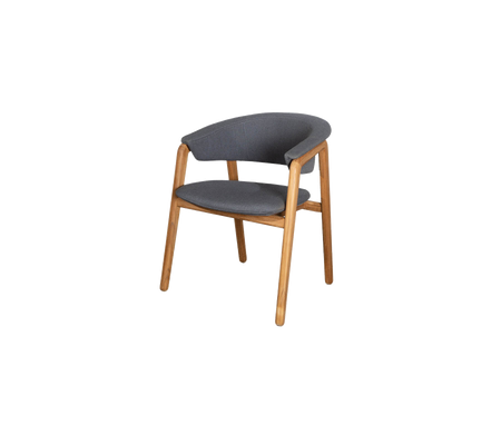 Stijlvolle stoel met een grijze stoffen zitting en een gebogen rugleuning, ondersteund door natuurlijke houten poten, die moderne comfort en esthetische aantrekkingskracht biedt.