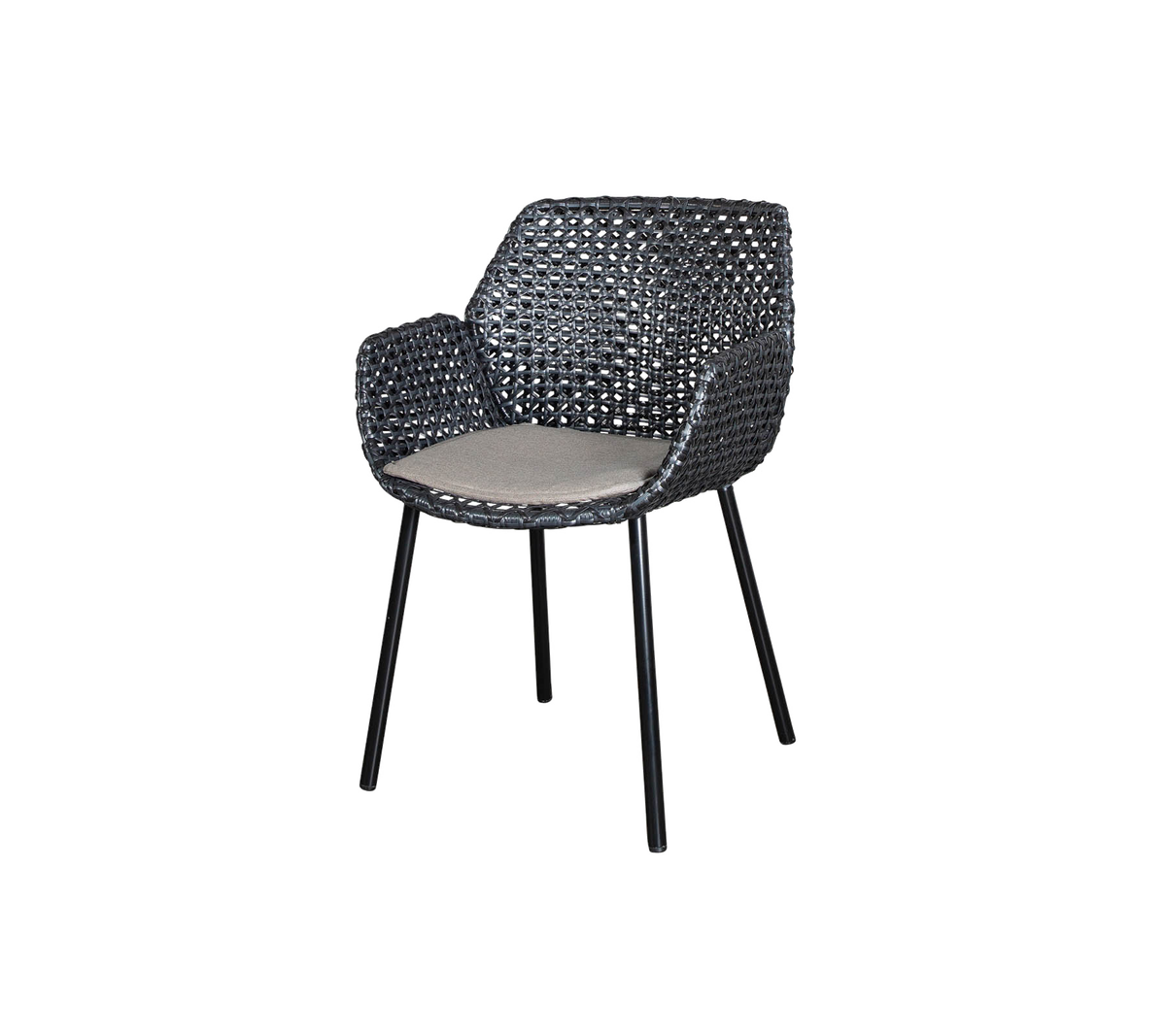 Stijlvolle gevlochten stoel met armleunen en een gevoerd zitgedeelte, ontworpen voor comfort en moderne esthetiek.