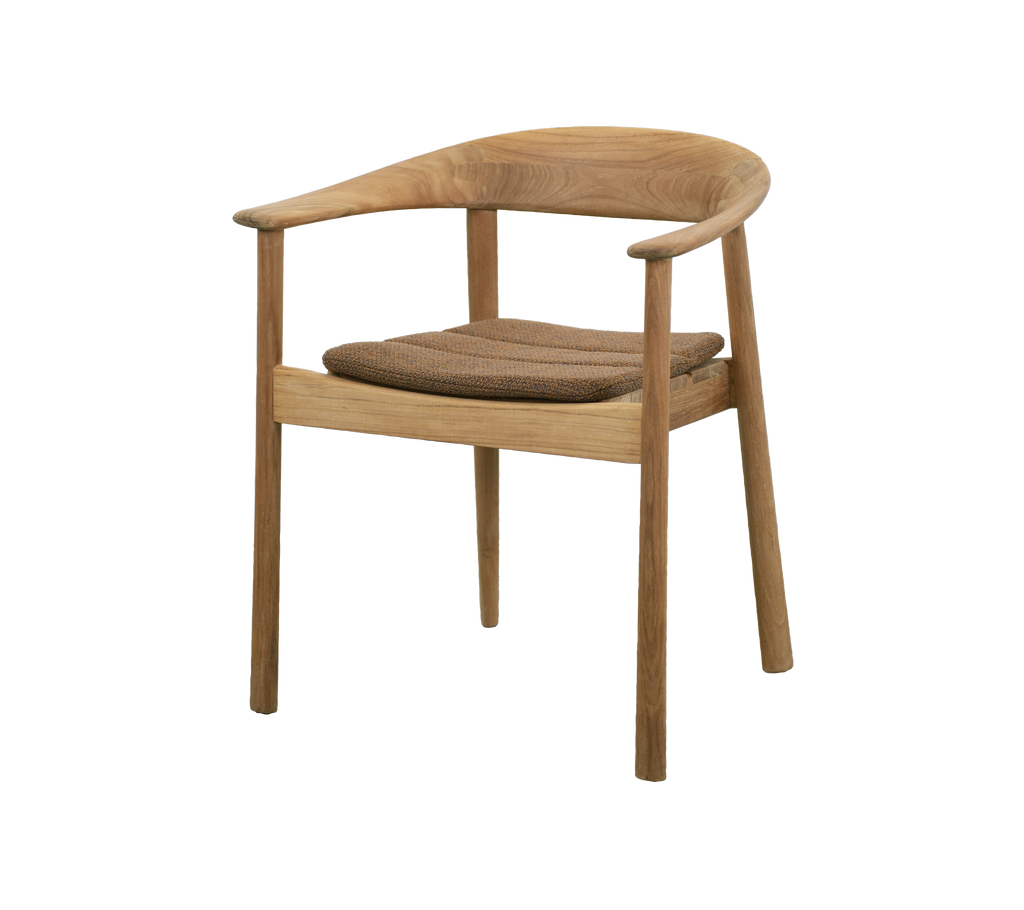 Teakhouten stoel met een umberbruin kussen in een moderne eetomgeving.