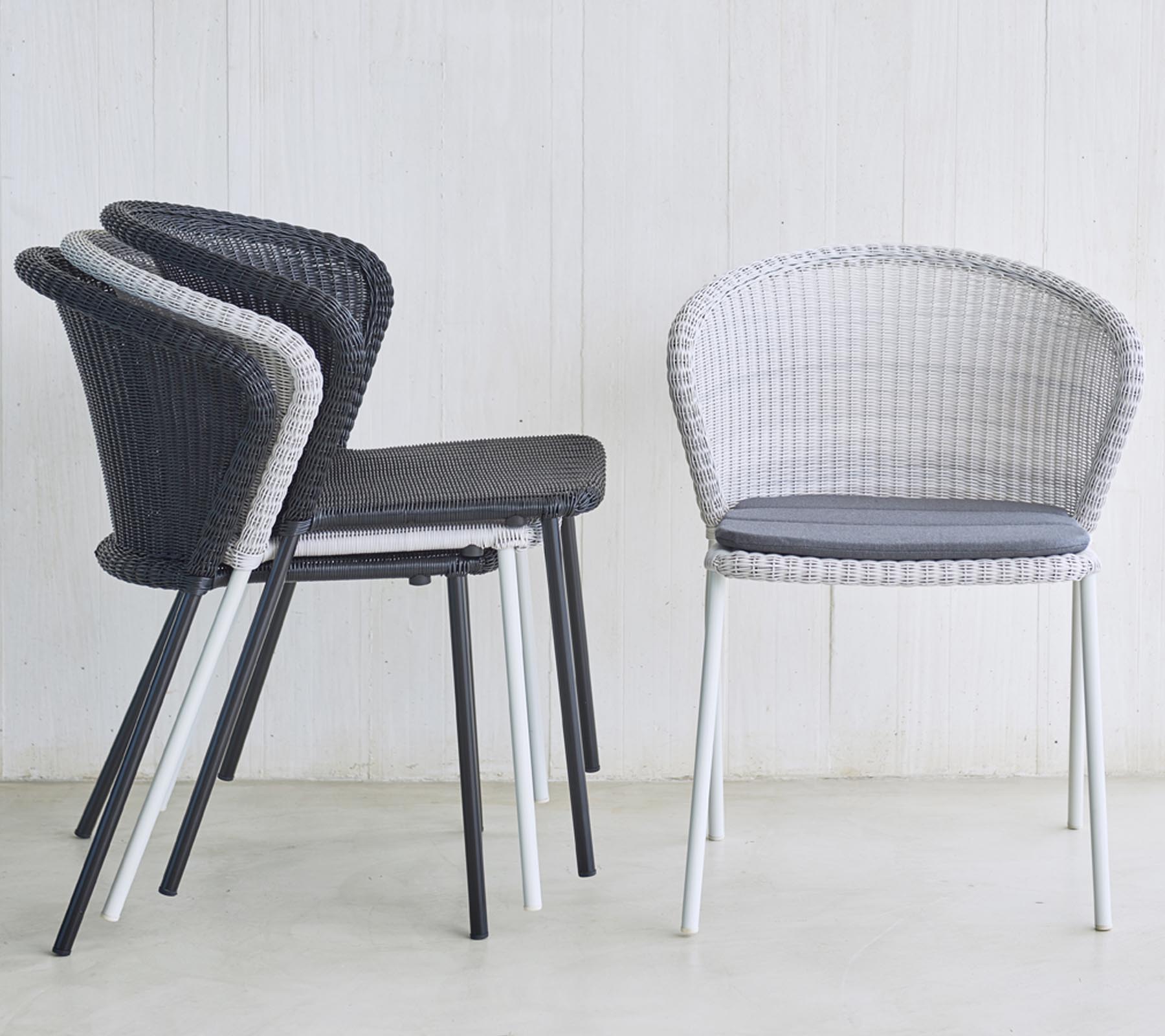Stap van moderne, geweven stoelen in zwart en wit, met een gestofferde zitting, ideaal voor stijlvolle zitoplossingen.