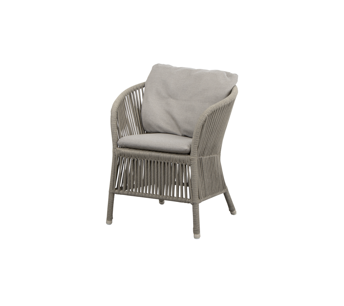 Stijlvolle fauteuil met een geweven ontwerp en zachte, lichtgekleurde kussen, perfect voor ontspanning en het verbeteren van elke ruimte.