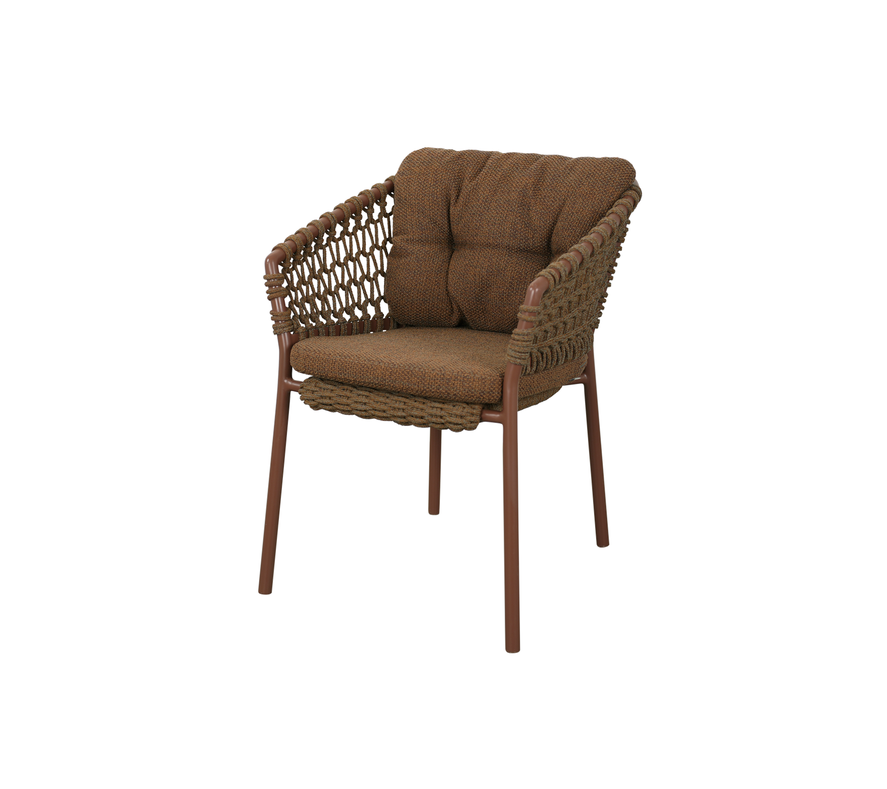 Comfortabele stoel met een geweven ontwerp, voorzien van kussens in een warme bruine kleur, ondersteund door stevige poten. Ideaal om te ontspannen.