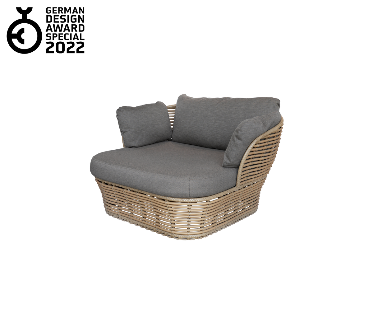 Stijlvolle loungestoel met een geweven rotan frame, voorzien van zachte grijze kussens voor comfort en ontspanning.