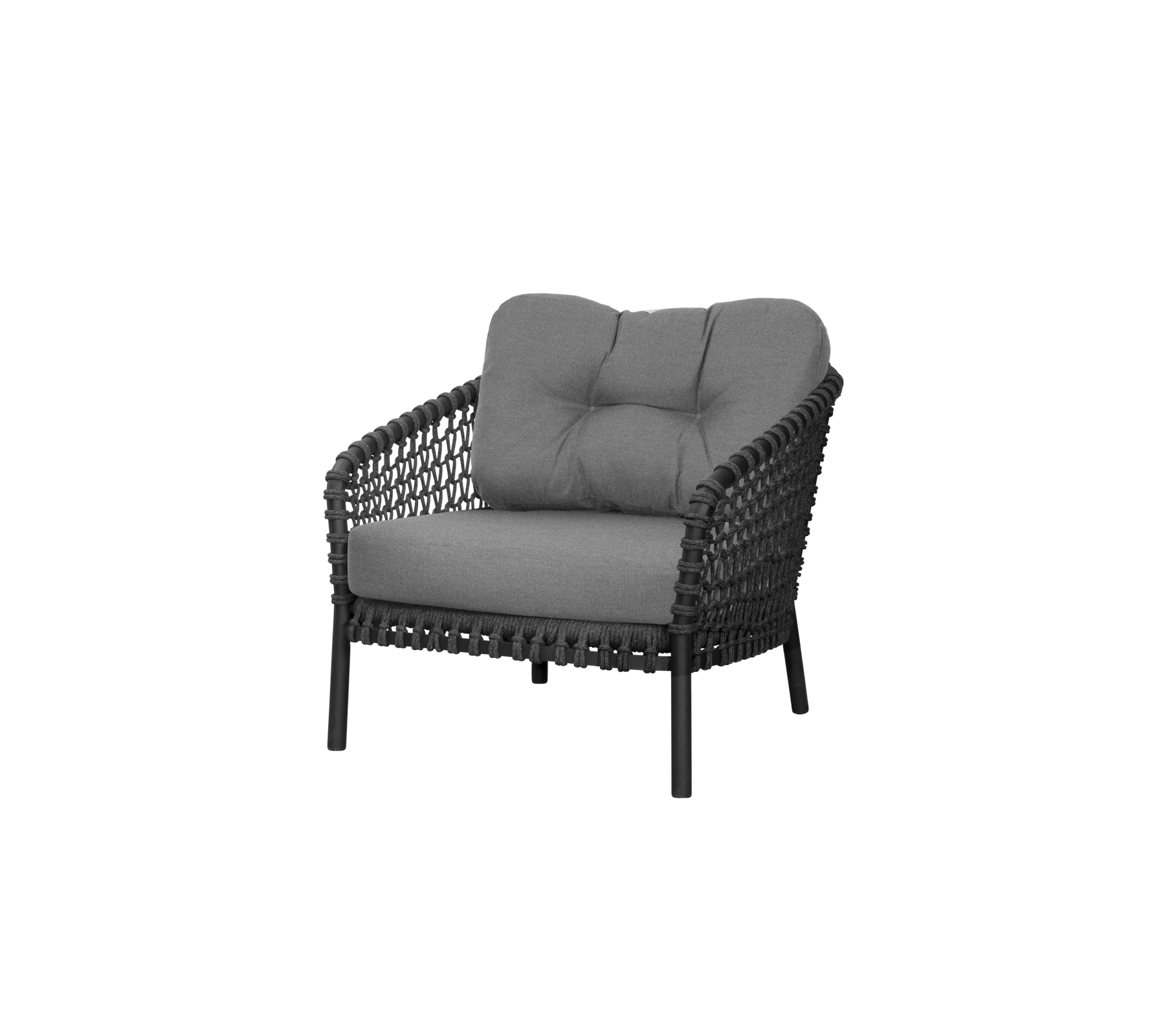 Stijlvolle fauteuil met een geweven ontwerp en zachte grijze kussens, die comfort en elegantie biedt voor verschillende omgevingen.