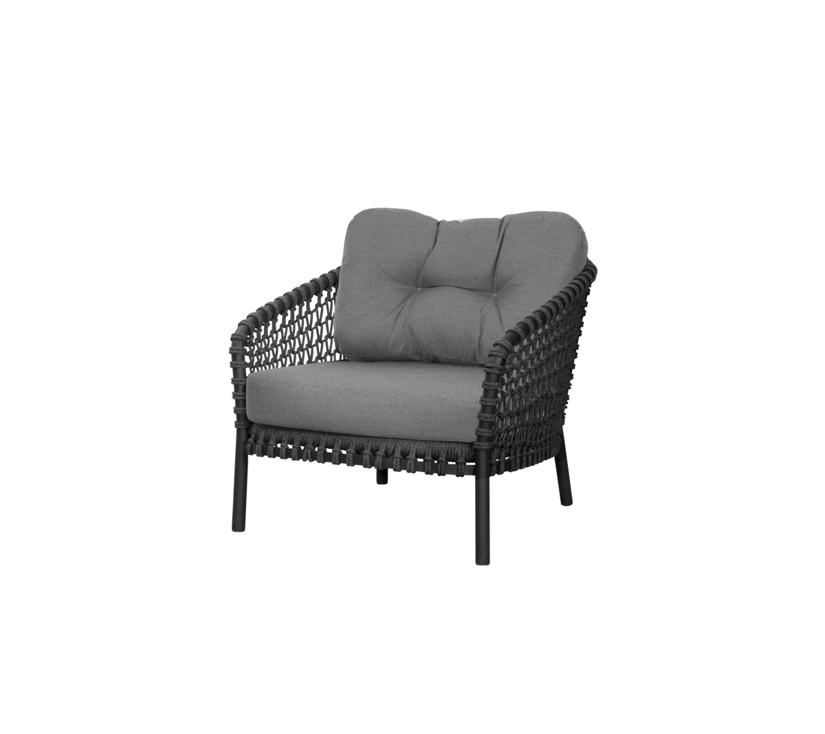 Stijlvolle fauteuil met een geweven ontwerp en zachte grijze kussens, die comfort en elegantie biedt voor verschillende omgevingen.