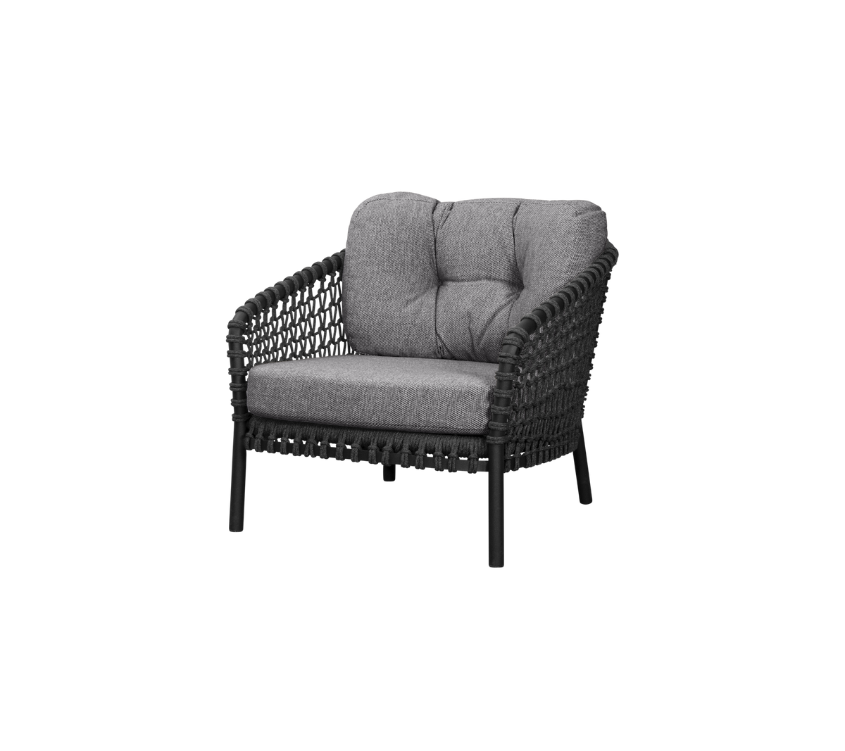 Een stijlvolle, zwarte gevlochten stoel met comfortabele grijze stoffen kussens, ontworpen voor ontspanning en moderne esthetiek.