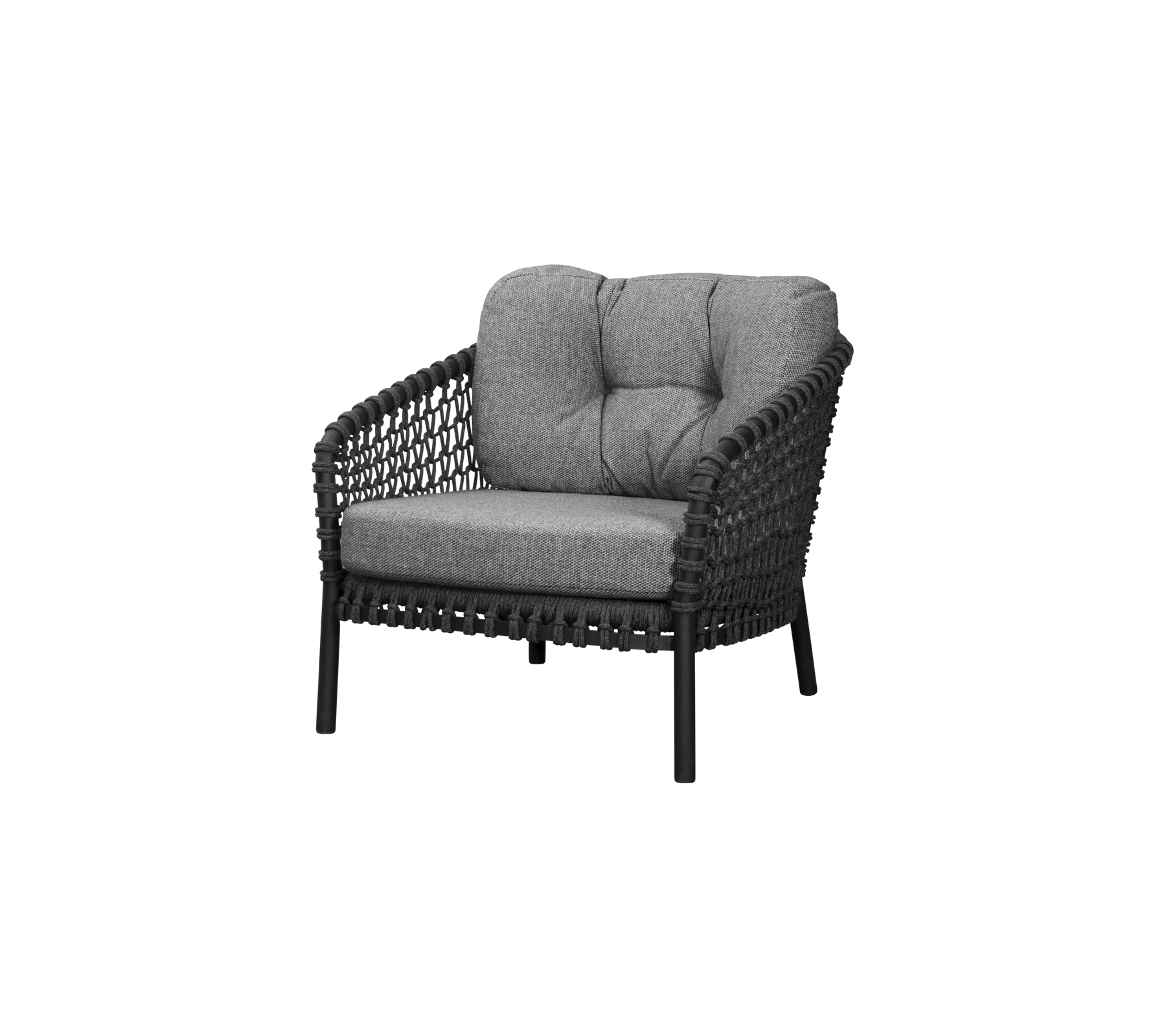 Een stijlvolle, zwarte gevlochten stoel met comfortabele grijze stoffen kussens, ontworpen voor ontspanning en moderne esthetiek.