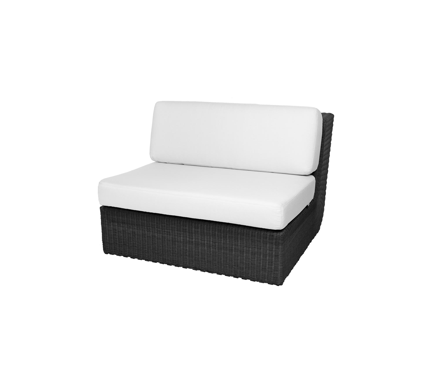 Zwarte rotan loungestoel met een witte kussen, ontworpen voor comfort en stijl in ontspanningsruimten.