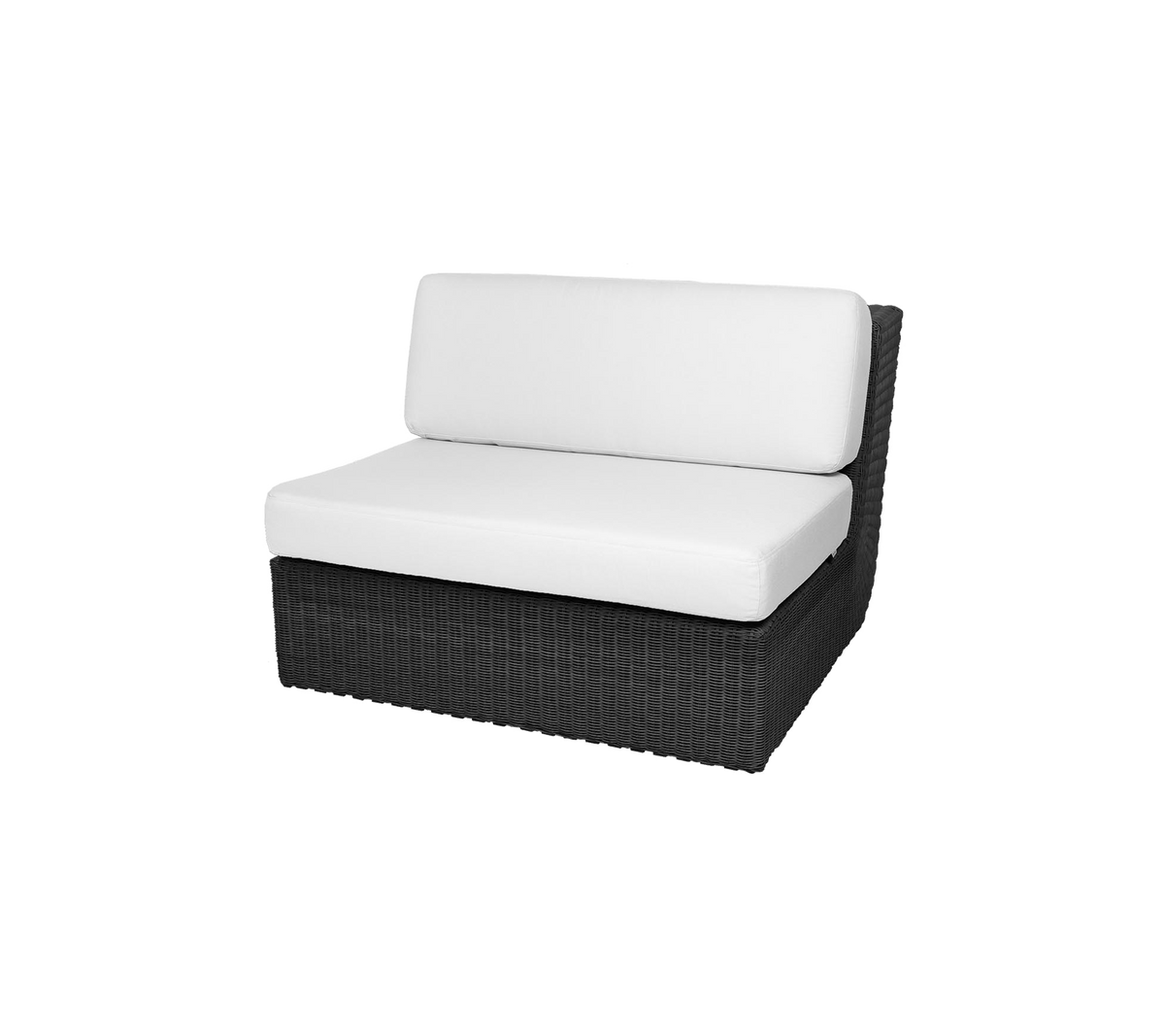 Zwarte rotan loungestoel met een witte kussen, ontworpen voor comfort en stijl in ontspanningsruimten.