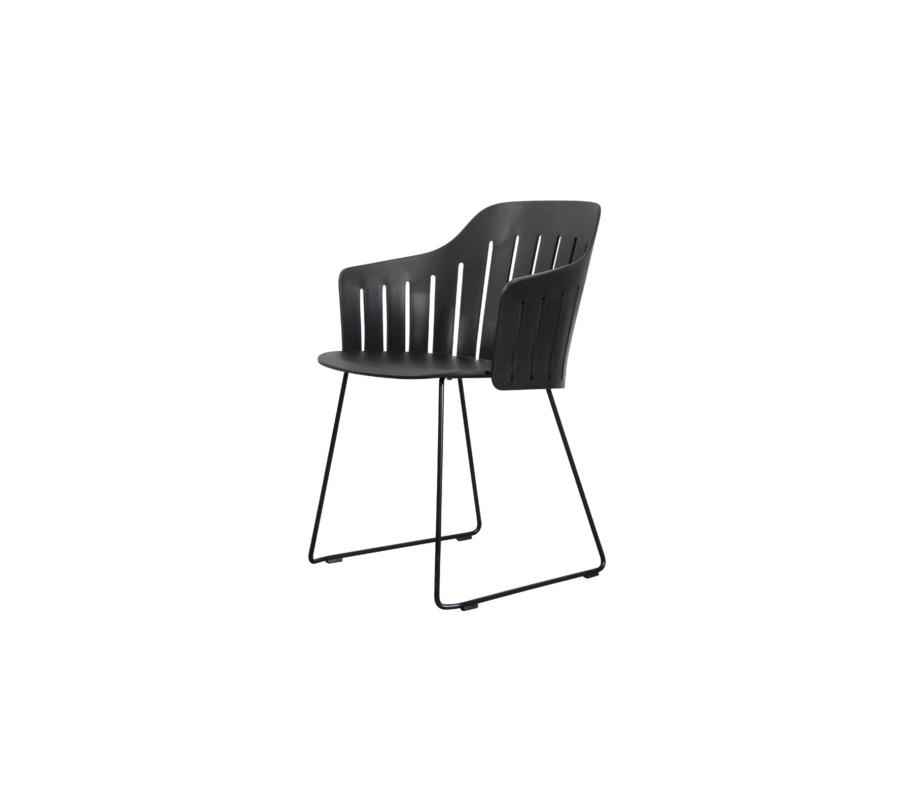 Moderne zwarte stoel met een gebogen rugleuning en een strak ontwerp, ondersteund door een minimalistisch metalen frame. Perfect voor verschillende omgevingen.