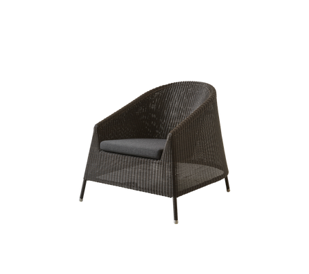 Stijlvolle geweven stoel met een ruime zitting en een comfortabel kussen, perfect voor ontspanning en om elke ruimte te verbeteren.