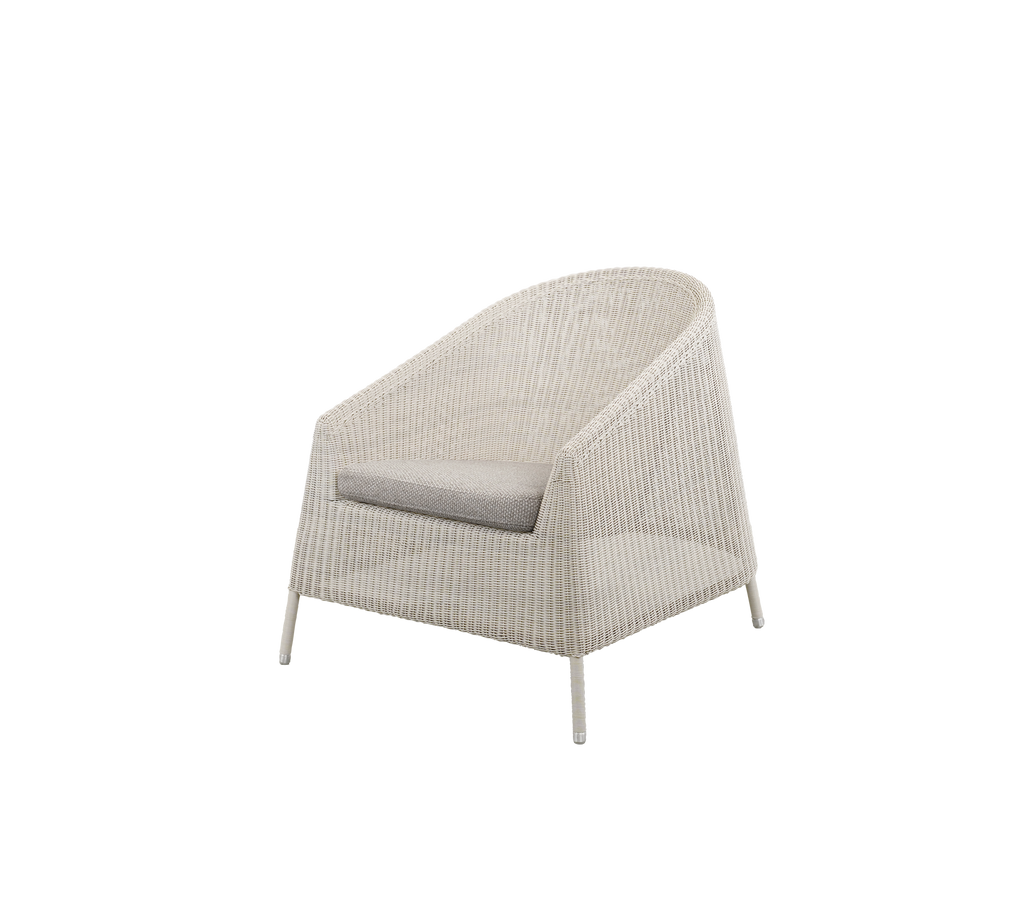 Moderne stoel met een lichtbruine kussen in een gezellige setting.