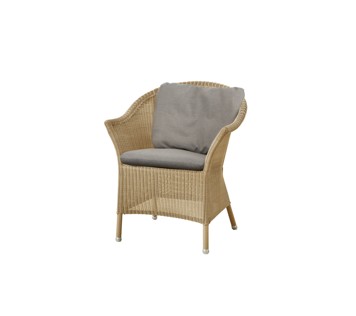 Een comfortabele geweven stoel met een zacht grijs kussen, ideaal voor ontspanning en casual zitten.