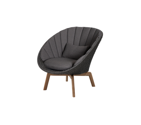 Stijlvolle ronde stoel met pluche bekleding en slanke houten poten, met een textuurstof voor comfort en elegantie.