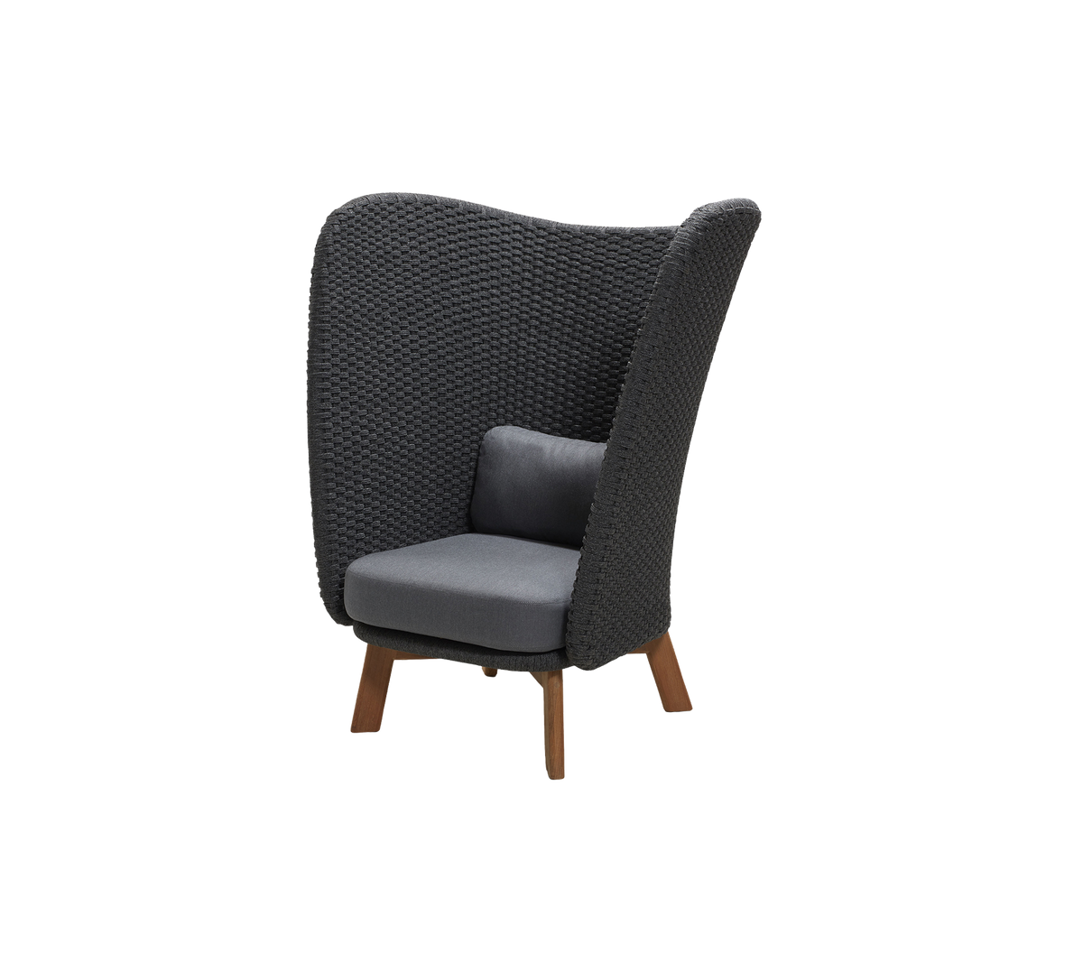 Stijlvolle stoel met een hoge, gevlochten rugleuning en een comfortabele grijze kussen, met houten benen voor een moderne uitstraling.