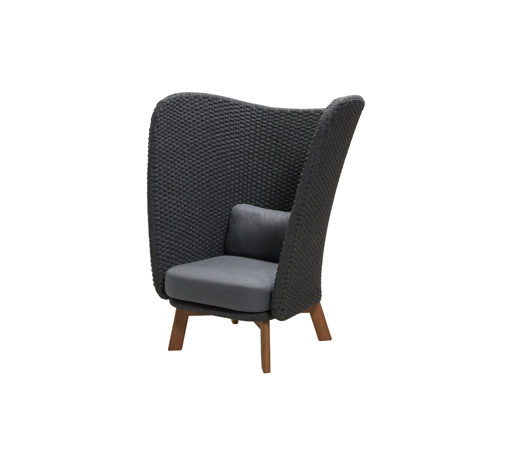 Stijlvolle stoel met een hoge, gevlochten rugleuning en een comfortabele grijze kussen, met houten benen voor een moderne uitstraling.